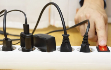 6 приладів, які краще вимкнути перед поїздкою у відпустку