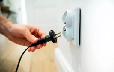 6 приладів, які краще вимкнути перед поїздкою у відпустку