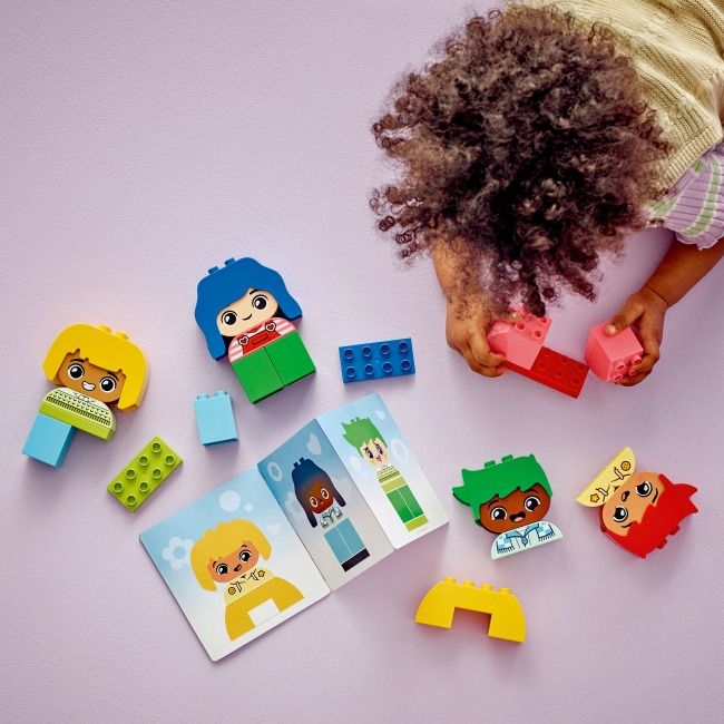 Малюки вдосконалюють свої творчі здібності й дрібну моторику, складаючи кольорові кубики, аби створити фігурки.