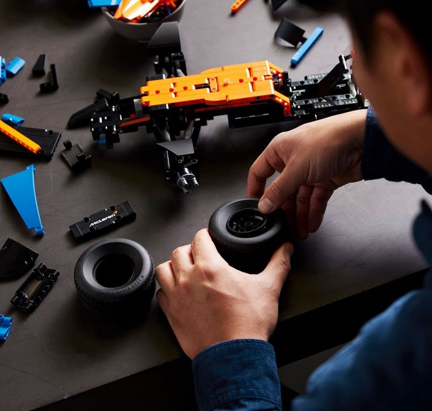 Швидкість та Точність: LEGO Technic McLaren Formula 1 Car.