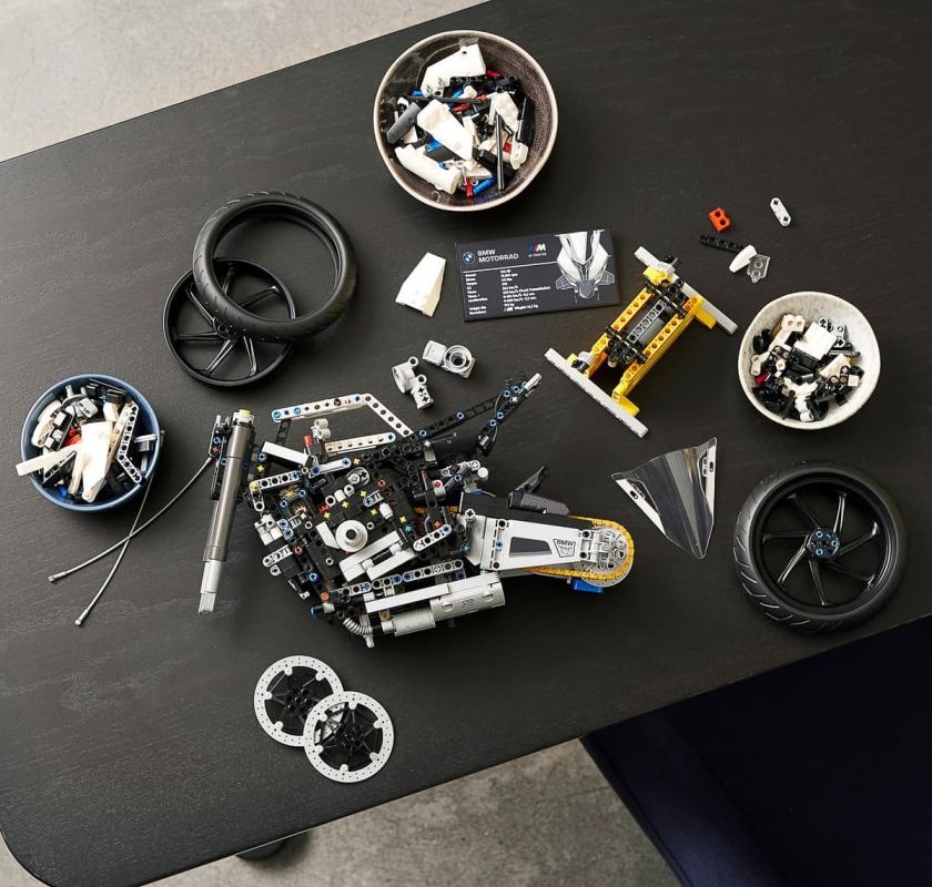 LEGO Technic BMW M 1000 RR: Миттєва Швидкість на Дотик в ваших руках.