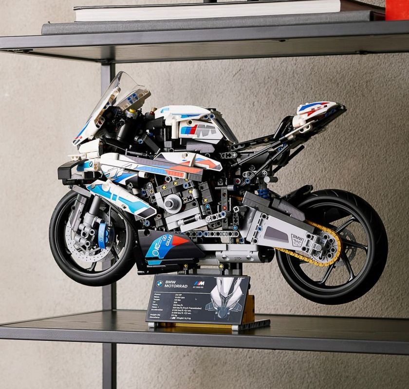 LEGO Technic BMW M 1000 RR: Створено для швидкості та ефективності.