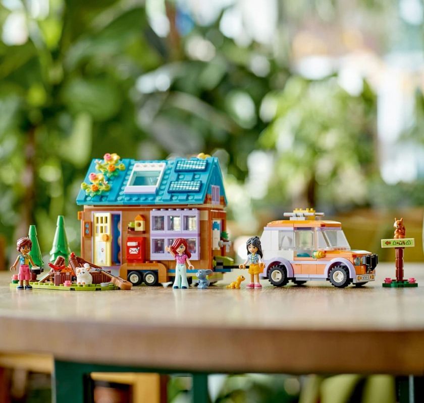 Відкрийте Чарівний Світ Гри і Пригод із Крихітним Мобільним Будиночком LEGO Friends.