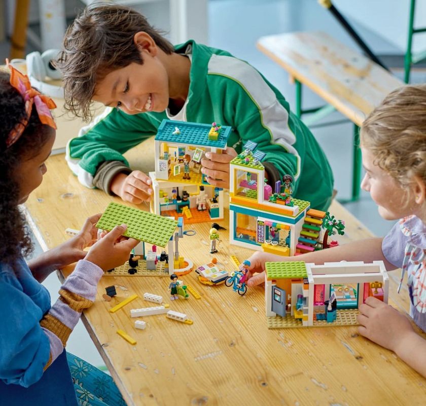 Навчання та пригоди в LEGO Friends: Міжнародна школа.