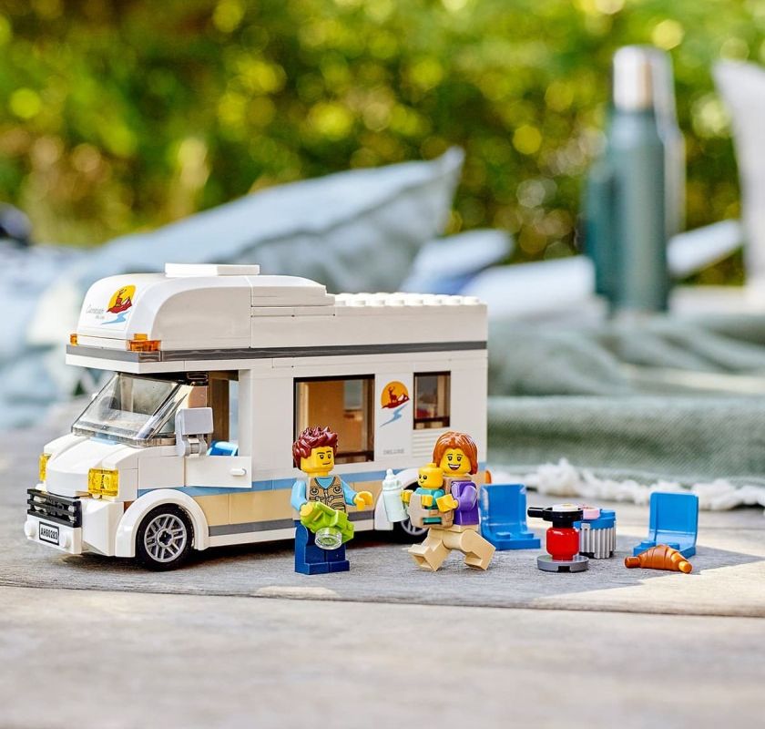 Забудьте про готелі – обирайте LEGO City на колесах для найкращих вражень.