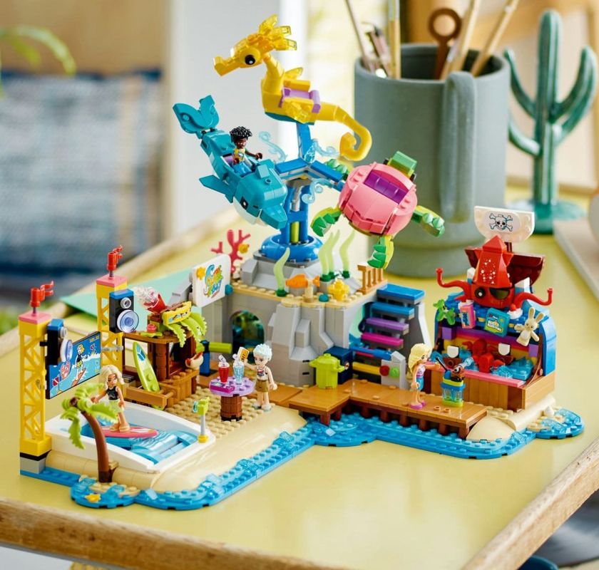 Підкорюйте Хвилі Веселощів разом із LEGO Friends Пляжним Парком Розваг!
