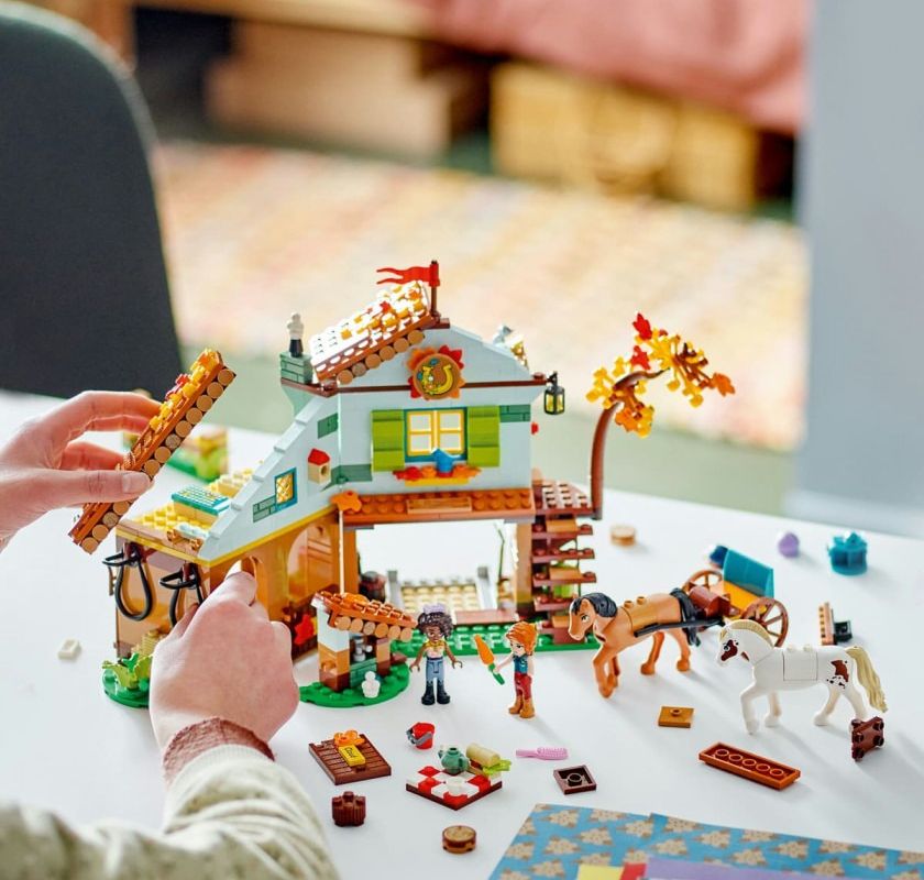 Побудуйте Свою Власну Кінну Стайню Отом за Допомогою LEGO Friends.