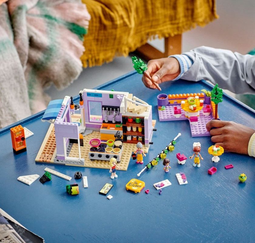 Дізнайтеся Більше про Людей Хартлейк-Сіті з LEGO Friends Громадською Кухнею.