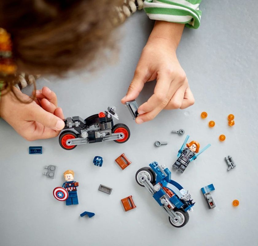 Ексклюзивні Мотоцикли для Ваших Улюблених Марвел Героїв: LEGO Чорна Вдова і Капітан Америка
