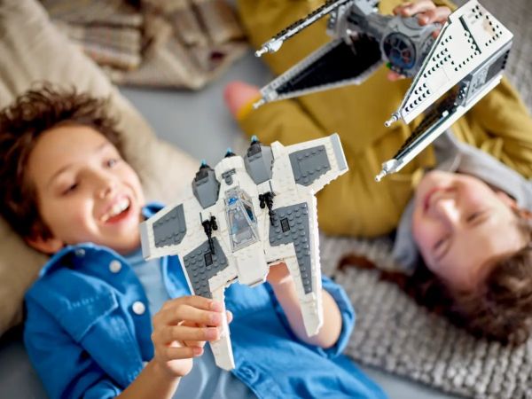 Блоковий конструктор LEGO Star Wars Мандалорський винищувач проти Перехоплювача TIE (75348)
